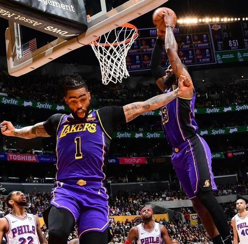 新赛季来了！湖人官推发布阵容漫画图：雷迪克+东詹领衔 17名球员