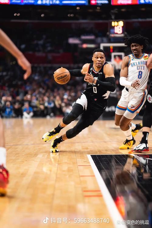 詹姆斯:我认为掘金经历了绝佳的夏休期 引入了许多适配的球员