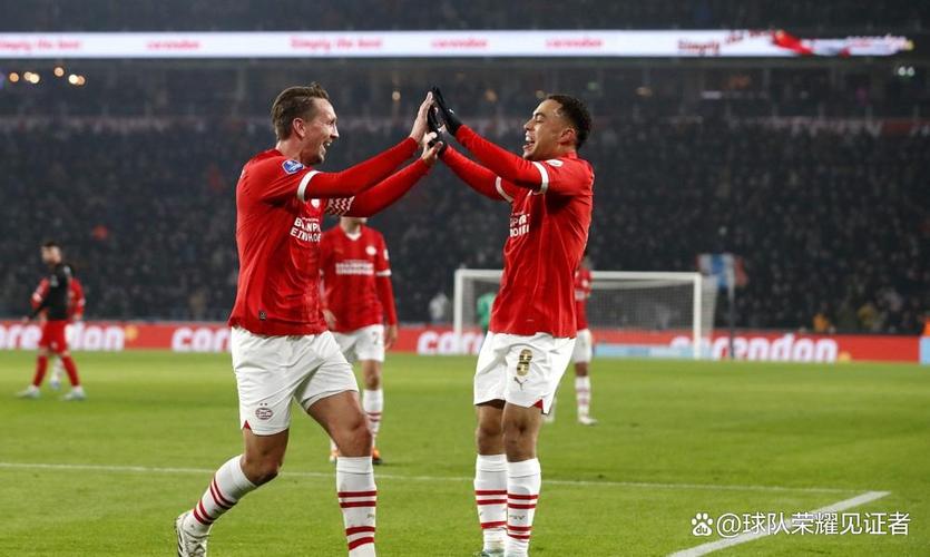 严守规则！埃因霍温主帅：德斯特今天迟到，因此没有在欧冠首发