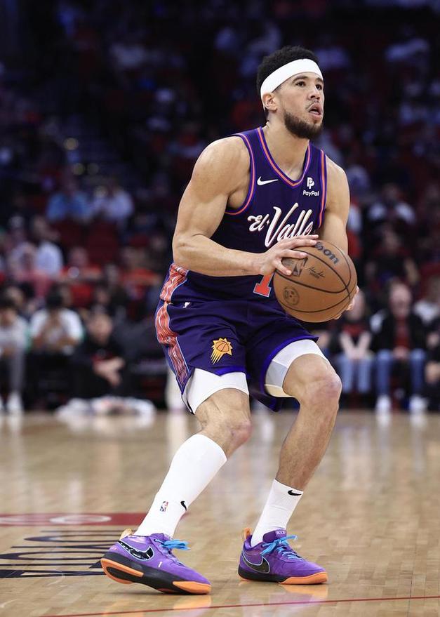 布克：新赛季要以努力与沟通为基石每日进步 一步一个脚印