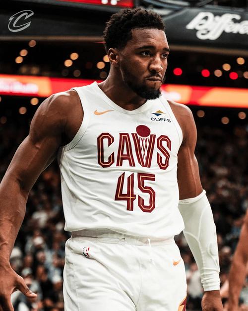 Spears:上赛季淘汰后米切尔深受打击 他和队友提前几周开始训练