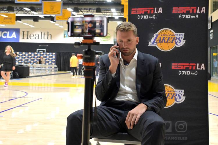 媒体人：艾顿看似性价比高实则软弱无比 他难和东契奇擦出火花