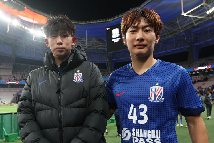 这没进啊！刘诚宇让球，阿苏埃近距离推射被门将神奇挡出