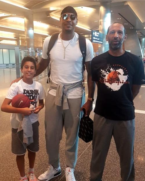 名宿云集！安东尼、麦迪和卡特在雷霆场边寒暄