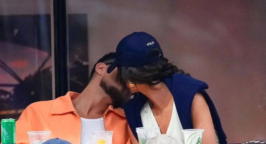 变着法子秀恩爱!克莱女友晒出穿着克莱球衣的拉布布