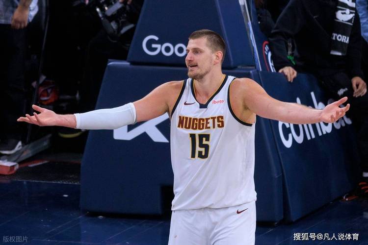 你以为你约基奇？哈滕三分线外“打水漂”式击地传球直接旋出界！