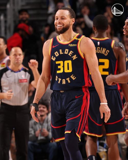 库里称建队方式积极但合理 我们不一定是热门 但我喜欢现在的位置