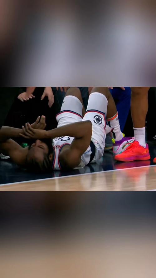 误伤小凯斯勒！小卡突破外传哈登命中三分 凯斯勒痛苦倒地