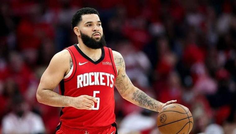 是真的想念你！范弗里特指导球队挡拆训练 腿上未带明显护具