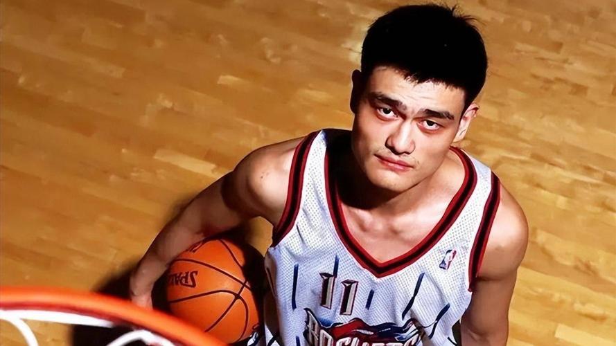 开始总是艰难的！姚明NBA首秀10分36秒 1中0得到0分2板2失误3犯规
