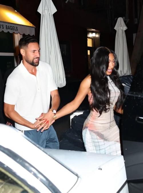 13中4得10分！克莱赛后手牵手携女友马冬梅离场