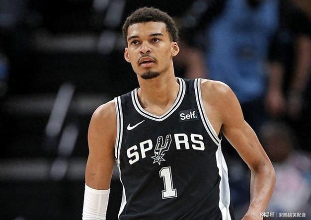 夏天苦练成果!文班完爆浓眉+莱夫利双塔 29分钟狂砍40分15板3帽