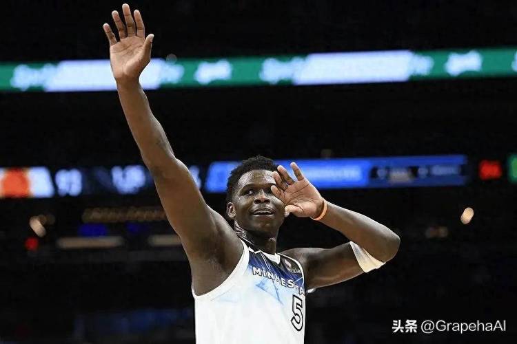 爱德华兹：克拉克打得很出色 他做的事情提升了球队的防守