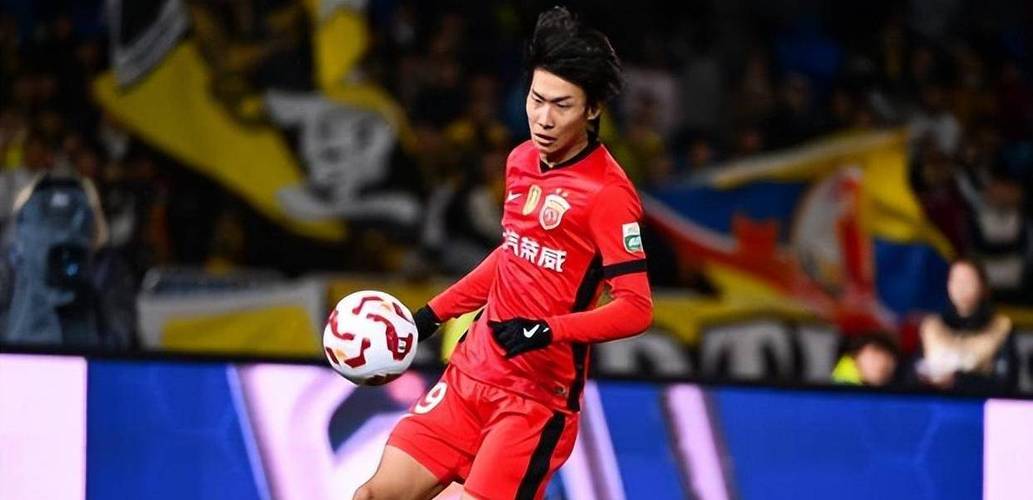 沪媒：蒯纪闻、李新翔踢完泰山后驰援上海U20队，缺席海港vs浙江