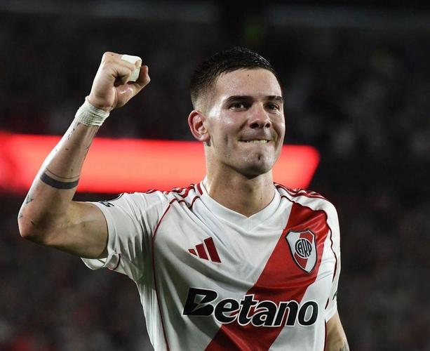 留住未来!罗马诺:多家豪门想高薪挖15岁道曼,但球员很高兴留队