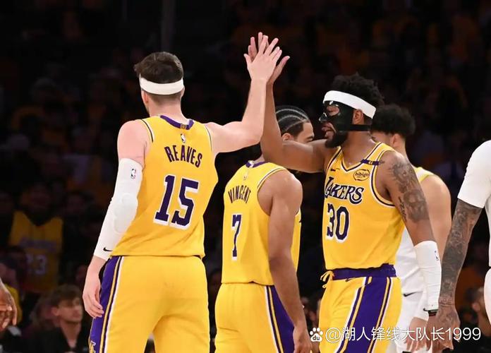 内线告急！湖人官方：海斯左膝酸痛 今日对阵森林狼出战存疑