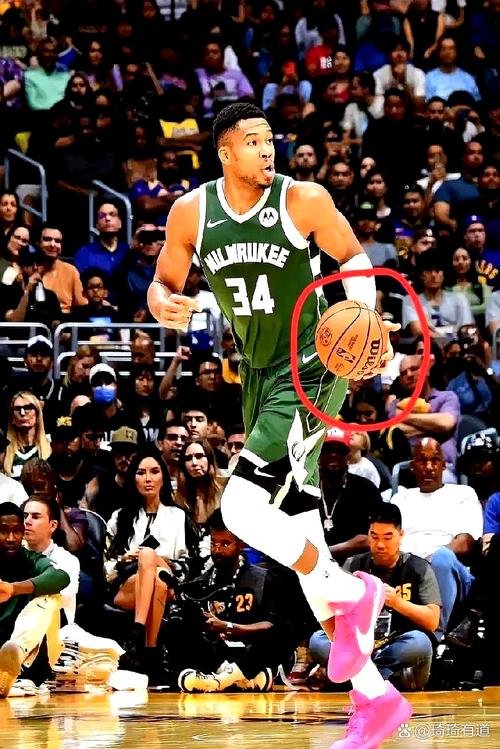 来势汹汹！斯科蒂-巴恩斯撞翻字母哥强攻得手 面对后者激情庆祝