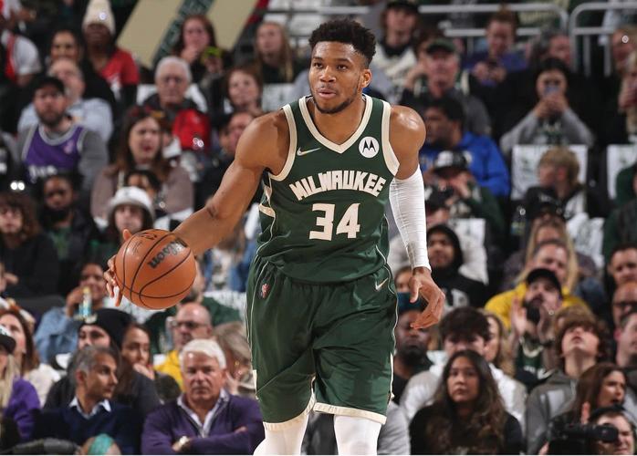 今天雄鹿客场挑战猛龙！里弗斯：字母哥可以出战比赛