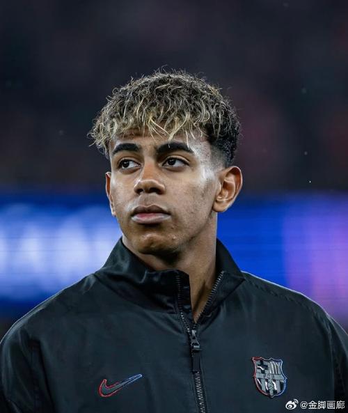 兵马未动先修发型!发型师晒照,在国家德比前为亚马尔打理发型