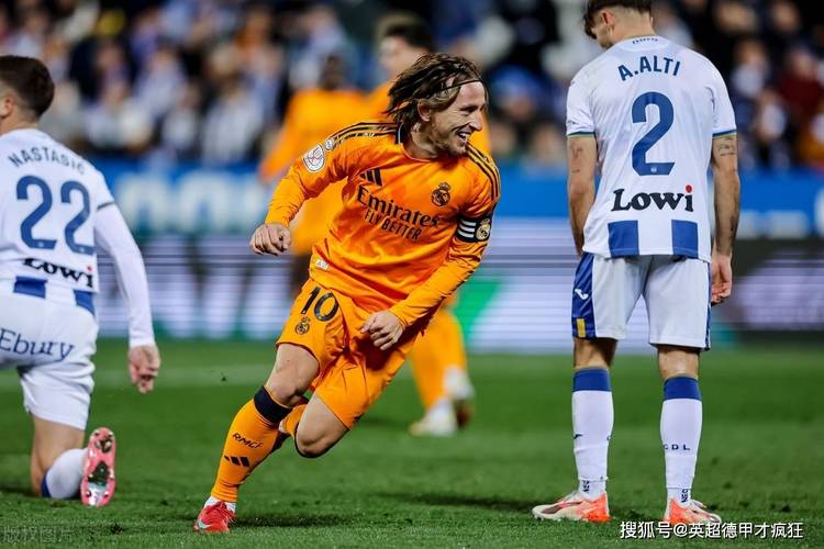 倾其所有！40岁魔笛全场触球121次送助攻，意甲8轮有6轮踢满全场