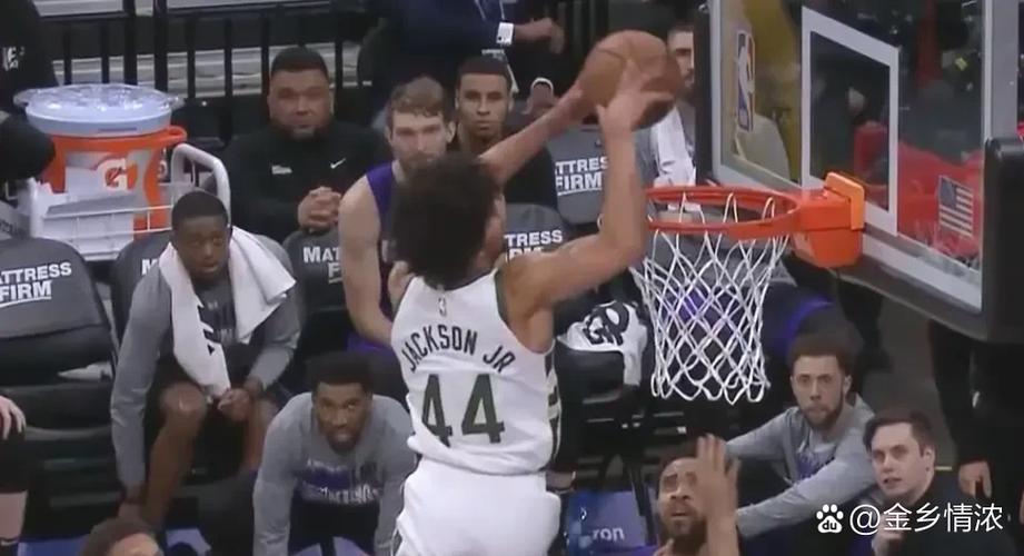 司机：文班打球就像打电游 他恨不得把篮筐周围的一切都扣进去