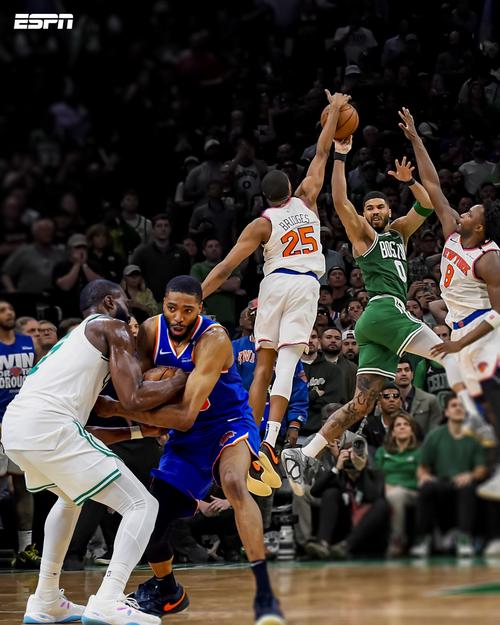 发起追分！豪泽加长三分帮助绿军8-0打停尼克斯