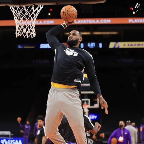 👨‍🍳华子在湖人主场扔超远：“我的儿”昨天就在这杀死比赛