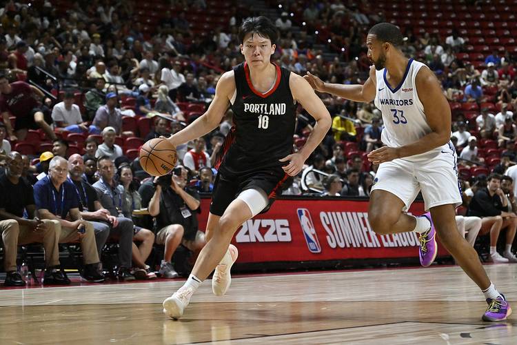 开拓者官方晒赢球海报：利拉德&杨瀚森入镜 替补席众将庆祝