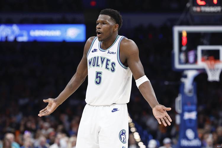 详细阅读:酷!爱德华兹场边帅气装扮悠闲观战 森林狼目前占据场上主动 酷!爱德华兹场边帅气装扮悠闲观战 森林狼目前占据场上主动