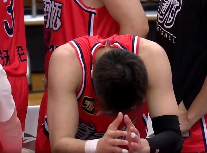 详细阅读:队记:阿伦遭遇左手无名指末节指骨非移位性骨折 明日出战成疑 队记:阿伦遭遇左手无名指末节指骨非移位性骨折 明日出战成疑