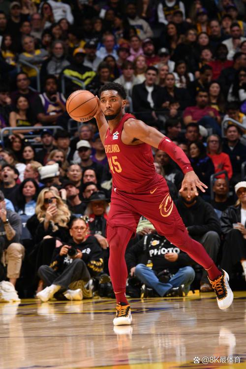 详细阅读:今天是三分神射!米切尔半场三分7中5射落15分 另有2板2助 今天是三分神射!米切尔半场三分7中5射落15分 另有2板2助