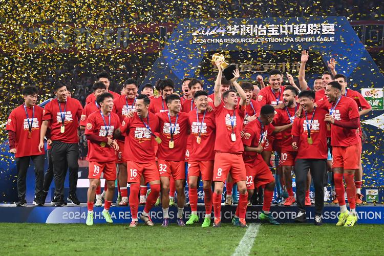 历史重演or复仇成功？海港两年前在大连人主场捧起中超冠军奖杯