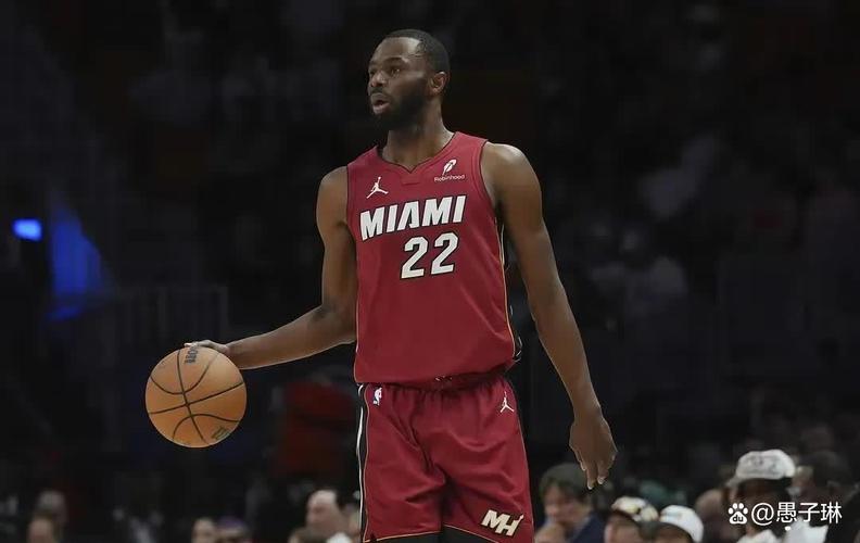 中规中矩！维金斯半场10中5拿到10分2板2助 但三分3中0&罚球2中0