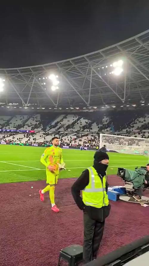 连续7场零封!拉亚赛后将球衣和手套送给一位小球迷