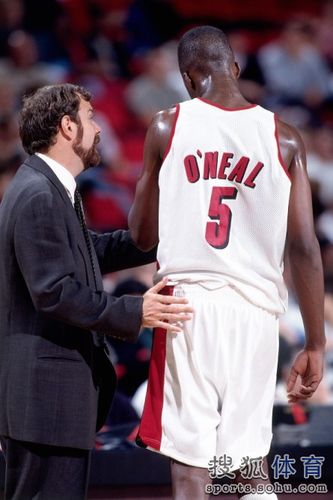 马布里透露96黄金一代合影小秘密：科比因左手打石膏并未露出