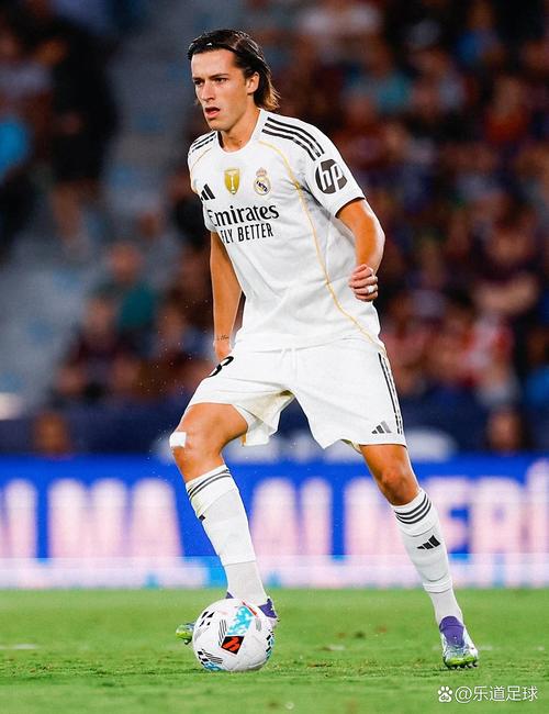 卡雷拉斯晒亲吻队徽照片:很多进球中的第一个,我爱皇马!