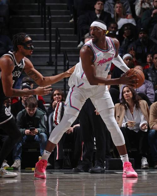 超硬！阿德巴约突然飞身隔扣文班😳热火替补席疯狂了！