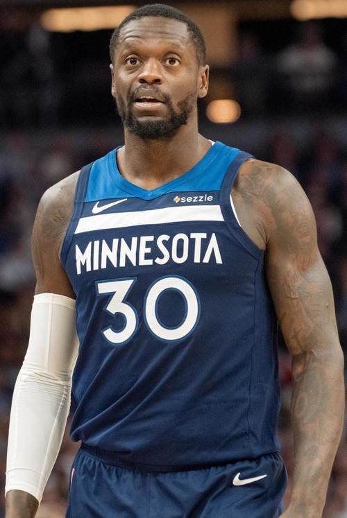 内外开花!兰德尔半场9中6砍全队最高15分 三分3中2