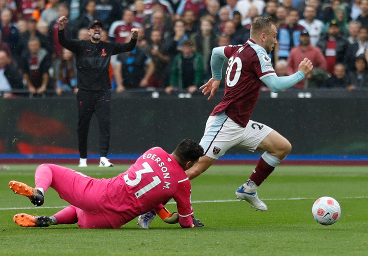 鲍文突破造点,经VAR介入后主裁确认佳夫触球未犯规,点球取消