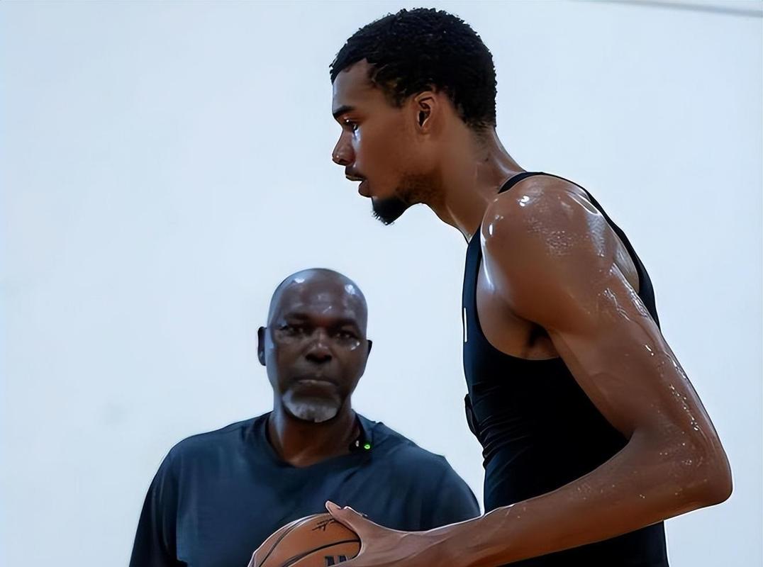 奥特：马刺在肘区和低位展开很多进攻 不要让他们在那里轻松接球