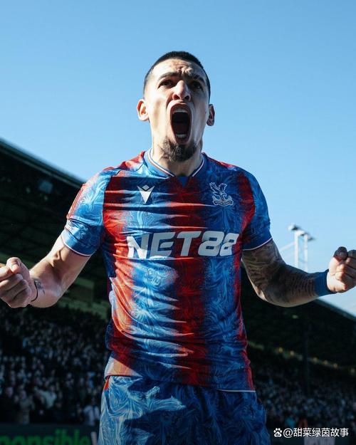 贴脸开大！阿诺德为皇马替补登场时遭红军球迷手指+亲吻队徽嘲讽