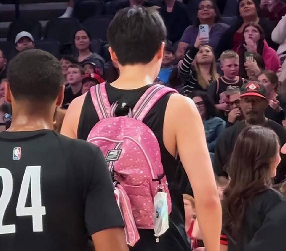 主场迎战湖人！开拓者众将赛前入场穿搭 小杨夹克卫衣+粉色小书包