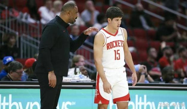 张佳玮:某种程度上阿门弗拉格地位接近 前锋身段技艺被拽去1号位