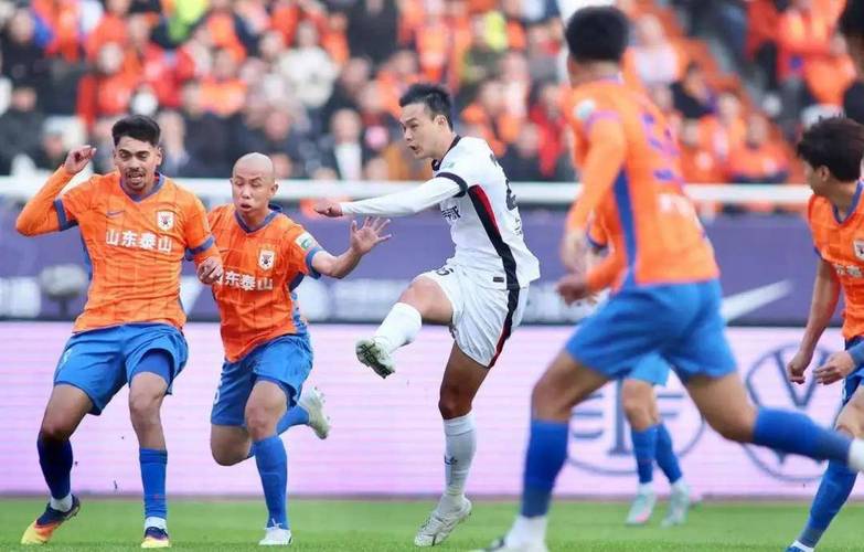 沪媒：海港队残阵出击实力难免下滑，下半场曾一度将武里南联压制