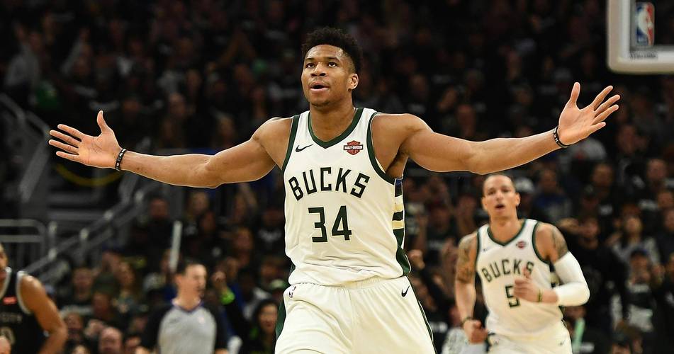 本赛季字母哥场均砍下32.3分12.6板6.3助 投篮命中率高达67.7%