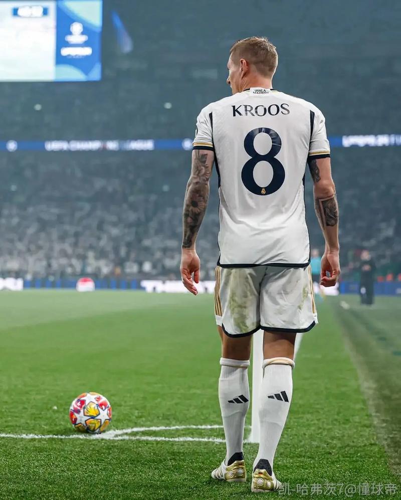 晒身披26年世界杯球衣，克罗斯调侃：不必担心，不会再身披它奔跑