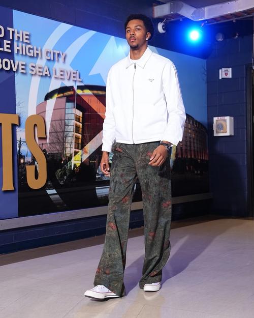 【今日NBA球员穿搭】尼克斯全员Kith SGA难得日常 东子西装配白鞋