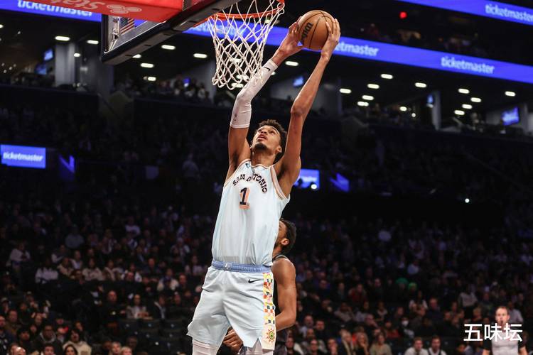 马刺主帅：我们要把球送到更好的位置 文班需要更直接&大声要球