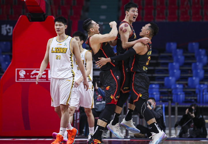 尽力局!迪文岑佐全场15中7&三分11中5 贡献21分3板4助1断